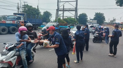 FKPPAL Jatim-Surabaya Bagikan Ratusan Makanan ke Tukang Becak hingga Pemulung