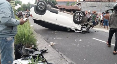 Oleng, Pengendara Honda Vario Tewas Tertabrak Mobil di Jombang