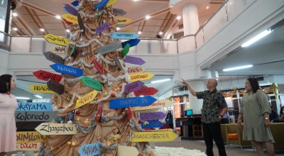 Menengok Pohon Natal dengan 148 Petunjuk Kota Besar Dunia di UK Petra Surabaya
