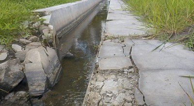 Belum Setahun Dibangun, Proyek Saluran Irigasi di Jombang Rusak