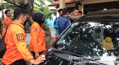 Herlina Panik! Balita Terjebak Dalam Mobil, Petugas Gercep Pecahkan Kaca