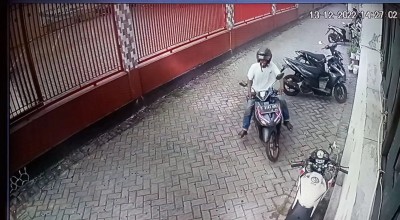 Hanya Hitungan Detik, Pencuri Gasak Motor Pelajar di Kafe Seduri Mojokerto