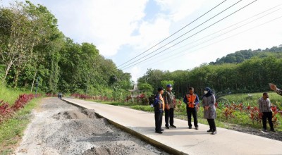 Bupati Ipuk Cek Pembangunan Jalan di Pesanggaran: 7,9 Km Dibeton, 6,2 Km Diaspal