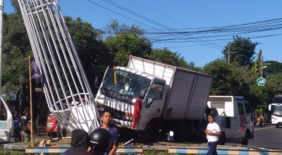 Simpang Lima Gumul Bersolek, Pria Dibegal, Nyelonong Tabrak Taman