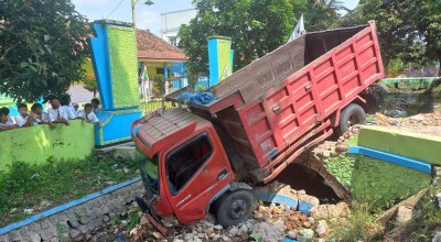 Dump Truck Seruduk 5 Kendaraan di Jombang, 4 Orang Dilaporkan Terluka