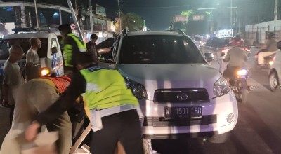 Toyota Rush Tabrak Median Jalan di Mojokerto, Sopir Meninggal Dunia