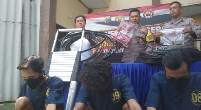 3 Warga Surabaya Gasak Kabel Telepon di Kenpark, Alasane Ngenes Rek!