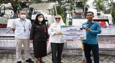 Serahkan 17 Unit Mesin Panen Padi, Ini Harapan Bupati Bojonegoro