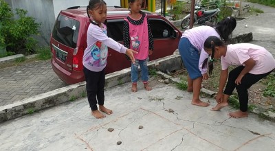 Melihat Anak-anak Jombang Manfaatkan Liburan dengan Permainan Tradisional