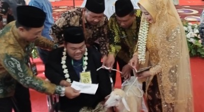 Duduk di Kursi Roda, Pria Ini Menikahi Kekasihnya dengan Mahar Kambing