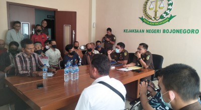 Belasan Warga Datangi Kantor Kejari dan Inspektorat Bojonegoro, Ada Apa?