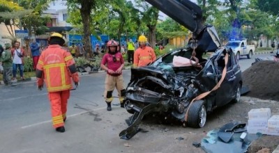 Pengemudi Mobil Tabrak Pohon Diduga Mabuk