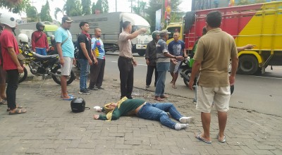 Mobil Lawan Arus Tabrak Pemotor di Lamongan, Korban Patah Tulang