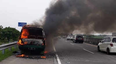 Mobil L300 Terbakar di Tol Sumo, 5 Penumpang Diantar PJR ke Bandara Juanda