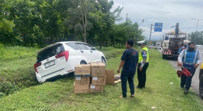 Pengemudi Alami Serangan Jantung, Mobil Innova Terperosok ke Parit Tol Waru