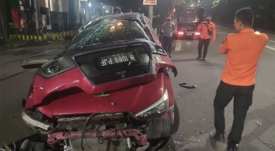 Pengemudi Ngantuk, Mitsubishi Outlander Ringsek di Surabaya
