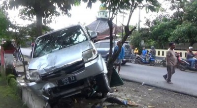 Emak-emak di Jombang Tewas Usai Motornya Dihantam Mobil APV