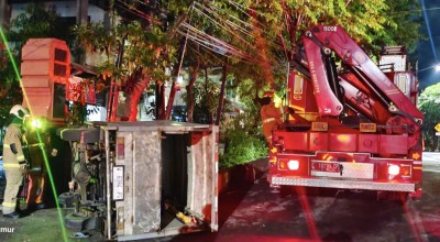 Pikap Bermuatan Daging Sapi Terbalik di Surabaya, Pengemudi Sempat Terjebak