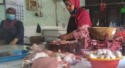 Jelang Nataru, Harga Daging Ayam di Bojonegoro Meroket, Sapi Stabil