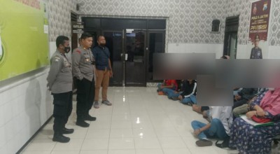13 Pelajar SMA di Surabaya Cium Kaki Orang Tua, Ada Apa?