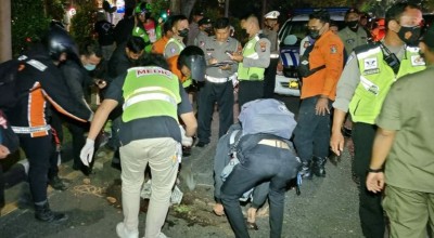 Pelajar SMP di Surabaya Tewas Usai Motornya Oleng Tabrak Pohon