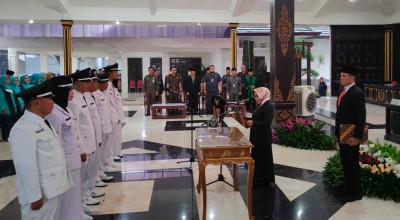 Lantik 7 Kades di Jombang, Mundjidah Tekankan Soal Pelayanan Terbaik untuk Warga