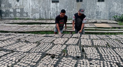 Harga Bahan Baku Naik, Perajin Kerupuk di Jombang Pakai Siasat Ini