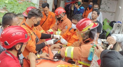 Jatuh dari Atap Rumah, Pria di Surabaya Dilarikan ke Rumah Sakit