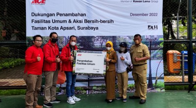 ACE Hardware Serahkan Bantuan Fasum untuk Taman Apsari Surabaya