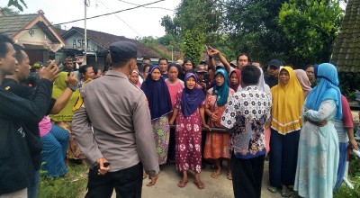 Barisan Emak - Emak di Bojonegoro Gagalkan Eksekusi Tanah Sengketa