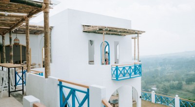 Resto Bernuansa Yunani dan Berview Gunung Arjuno