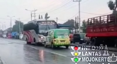 Viral, Bus Mira Lawan Arus Diadang Mobil Granmax di Mojokerto