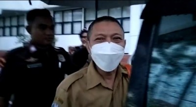 Kasubag Risalah DPRD Jatim Santuy saat Keluar dari Pintu Belakang