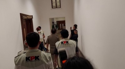 KPK Geledah Ruang Kerja Gubernur dan Wagub Jatim serta Laka Lantas