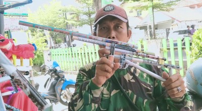 Pria di Jombang Bikin Senapan dari Kertas Kalender, Laris Dibeli Anak-anak, Ha?