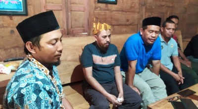 Umar Patek Kenakan Blangkon Kunjungi Kampung Amrozi
