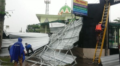 Atap Serambi Masjid di Tulungagung Terhempas Angin Kencang