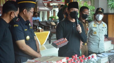 Ratusan Ribu Batang Rokok Ilegal Hasil Operasi di Trenggalek Dimusnahkan