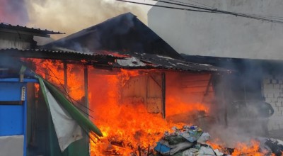 Gudang Rongsokan di Surabaya Terbakar Gegara Ngecas HP, 15 Mobil PMK Diterjunkan
