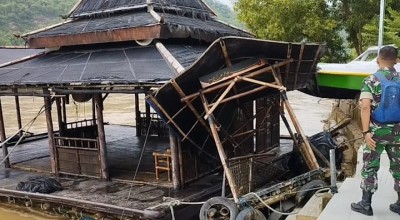 Masjid Apung Pacitan Rusak Diterjang Banjir