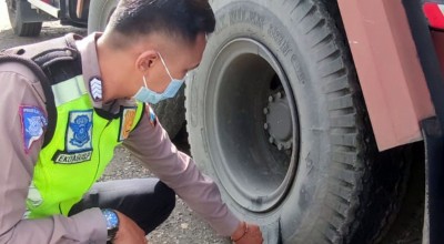 Terkejut Dengar Letusan Ban Truk, Pemotor di Lamongan Terluka 'Cium' Aspal