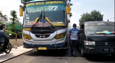 Viral Bus Sugeng Rahayu Lawan Arus Dipaksa Mundur Polisi di Kota Mojokerto