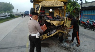 Sruduk Pantat Truk Gandeng, Pengemudi Truk Dilarikan ke RSUD Jombang