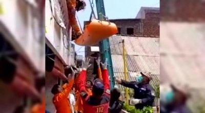 Menengok Evakuasi Jenazah Warga oleh BPBD Surabaya Gunakan Vertikal Rescue