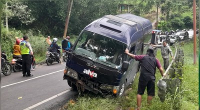 Gegara Bayangan Misterius, Mobil Elf Terguling di Pujon Malang
