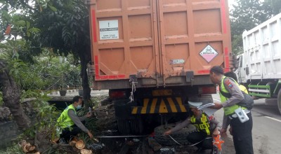 Pikap asal Lumajang Tabrak Dump Truck Parkir di Pasuruan, Pengemudi Tewas