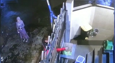 Cewek Berhijab dan Cowok Berambut Merah Terekam CCTV Curi Kotak Amal Musala