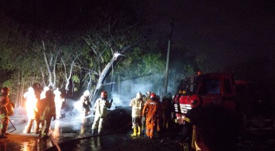 Ledakan Misterius, Bengkel Truk di Surabaya Ludes Terbakar