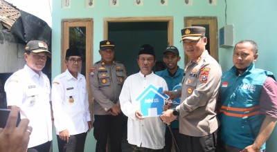 Penjahit Terima Bantuan dari Polres Lamongan, Bentuknya Wow!