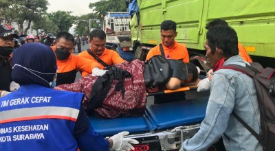 Ibu Muda Luka Berat Tertabrak Truk Diderek di Surabaya